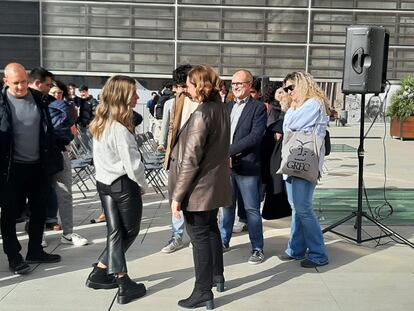 Ada Colau habla con la estudiante que le ha preguntado por su evolución en la forma de vestir en la Universidad Pompeu Fabra.