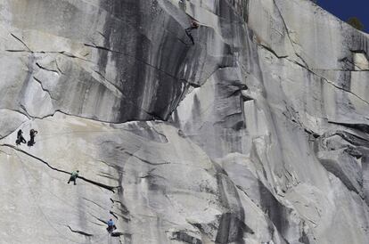 Kevin Jorgeson, de verde, y Tommy Caldwell, de azul (a su derecha, un poco más abajo), ascendiendo a El Capitán en 2015.