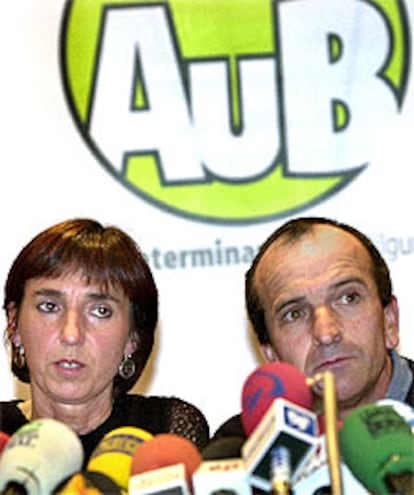 Los portavoces de AuB, Itziar Lopategi y José Ramón Etxebarria, durante la rueda de prensa en Bilbao.