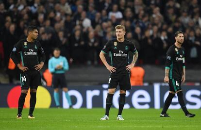 Los jugadores de Real Madrid reaccionan luego de perder ante el Tottenham.