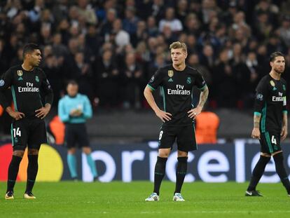Los jugadores de Real Madrid reaccionan luego de perder ante el Tottenham.
