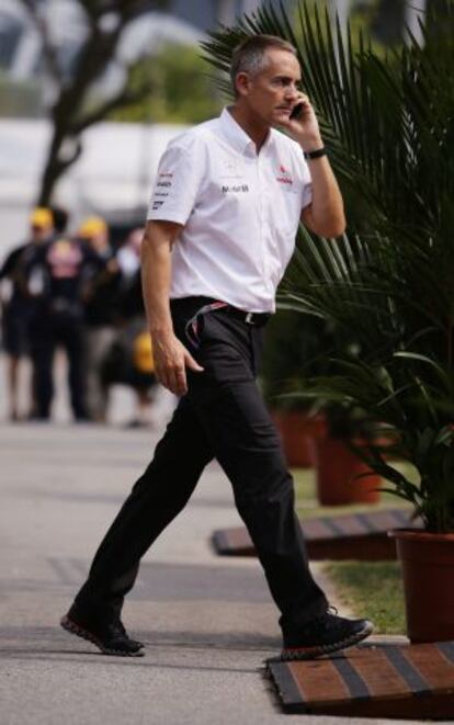 Martin Withmarsh entra al paddock de McLaren en Singapur.