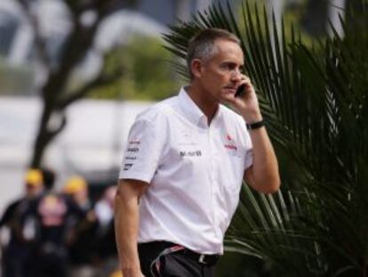 Martin Withmarsh entra al paddock de McLaren en Singapur.