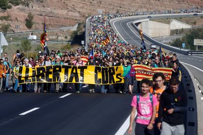 Les cinc columnes de les marxes independentistes estan provocant talls intermitents en dues de les principals vies de Catalunya: l'AP-7 i l'A-2, a més d'afectar quatre carreteres més. A la imatge, vista general dels manifestants durant el recorregut des de Berga.