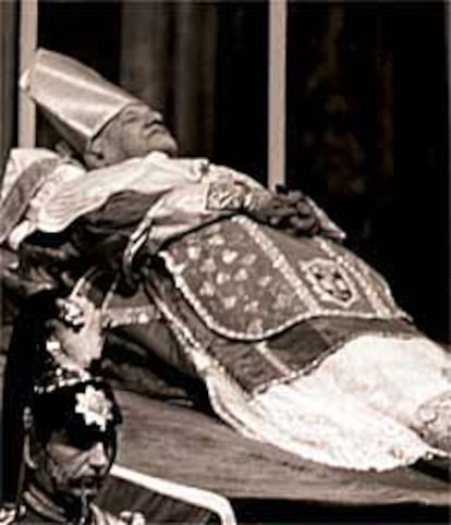 El cadáver del papa Juan XXIII, durante su traslado a la gruta vaticana en 1963.