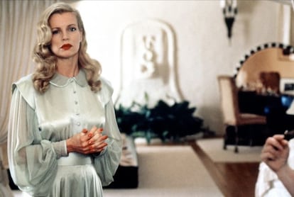 Kim Basinger ganhou com ‘Los Angeles, Cidade Proibida’ (Curtis Hanson, 1997) o Oscar de melhor atriz coadjuvante e o tempo acabou fazendo com que sua imagem e seu estilo ganhassem reconhecimento e influência no mundo da moda. As heroínas do cinema noir ressuscitavam com todo esplendor – e em cores – e as madeixas de Veronica Lake não pararam de ser copiadas desde então.