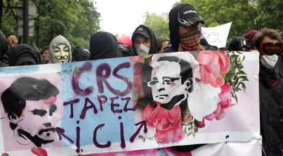 Un grupo de manifestantes lleva una pancarta contra el primer ministro francés, Manuel Valls, y el presidente, François Hollande.