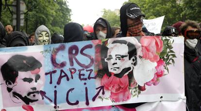 Un grupo de manifestantes lleva una pancarta contra el primer ministro franc&eacute;s, Manuel Valls, y el presidente, Fran&ccedil;ois Hollande.