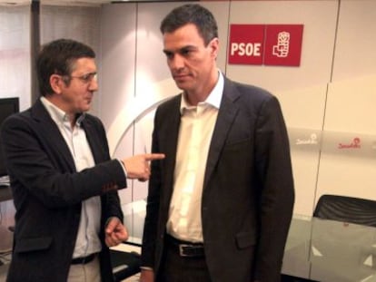 Pedro S&aacute;nchez y Patxi L&oacute;pez en la sede central del PSOE el 21 de julio.