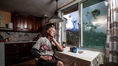 Hartmut Boog, na cozinha de sua casa no bairro de Tacande, no município de El Paso (Espanha).