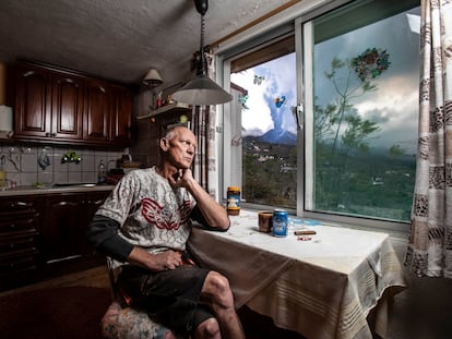 Hartmut Boog, na cozinha de sua casa no bairro de Tacande, no município de El Paso (Espanha).