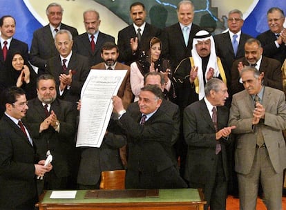 El 8 de marzo de 2004 el Consejo de Gobierno iraquí aprobó una Constitución provisional para regir los destinos del país hasta que exista una autoridad elegida. El texto garantizaba la igualdad de todos ante la ley y los derechos fundamentales, en una Ley Básica que los expertos consideraron la más audaz del mundo árabe.