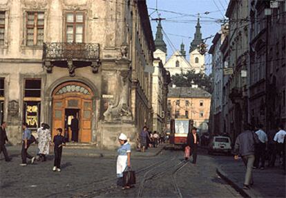 Un tranvía atraviesa una calle de la ciudad antigua de Lviv, en el noroeste de Ucrania.