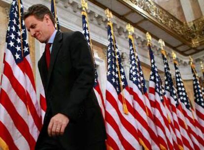 Geithner, tras anunciar el plan de rescate financiero en el Departamento del Tesoro, en Washington.