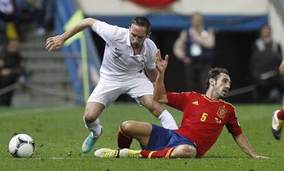 Juanfran lucha el bal&oacute;n con Franck Rib&eacute;ry