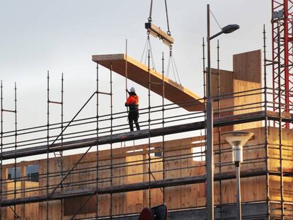 Promoci&oacute;n de 65 viviendas protegidas en Hondarribia (Guipuzkoa) con estructura de madera que realiza la empresa vasca Egoin. 