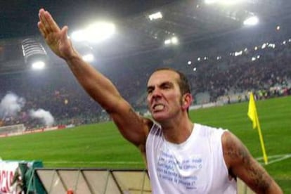 Di Canio saluda, brazo en alto, a los seguidores del Lazio en el estadio Olímpico.