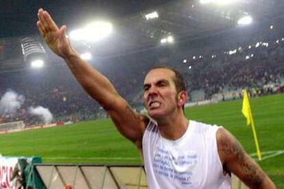 Di Canio saluda, brazo en alto, a los seguidores del Lazio en el estadio Olímpico.