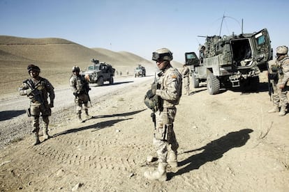 Tropas españolas durante una patrulla en Afganistán, en octubre de 2012.