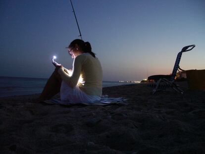 Esta noche tampoco importa que no pique nada. De todas formas nos llevaremos la mejor recompensa: la soledad, el frescor, el color del atardecer, las olas. Y mi libro.