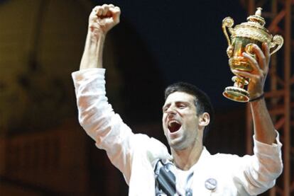 Djokovic levanta la copa de Wimbledon ante los alrededor de 100.000 aficionados que le recibieron en Belgrado.