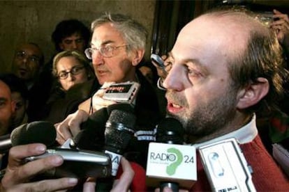 El director de &#39;Il Manifiesto&#39;, Gabriele Polo, atiende a los periodistas tras la liberación de Giuliana Sgrena.