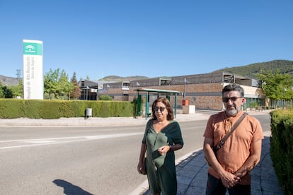 Los hermanos Pilar y Marcelino López, hijos de una paciente que falleció en agosto en el hospital de la Sierra de Segura.   
