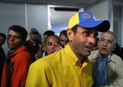 El líder de la oposición venezolana, Henrique Capriles, es animado por sus seguidores tras perder las elecciones presidenciales.