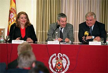 De izquierda a derecha: Mariluz Barreiros, Carlos Seoane Prado y Peter Sutherland.