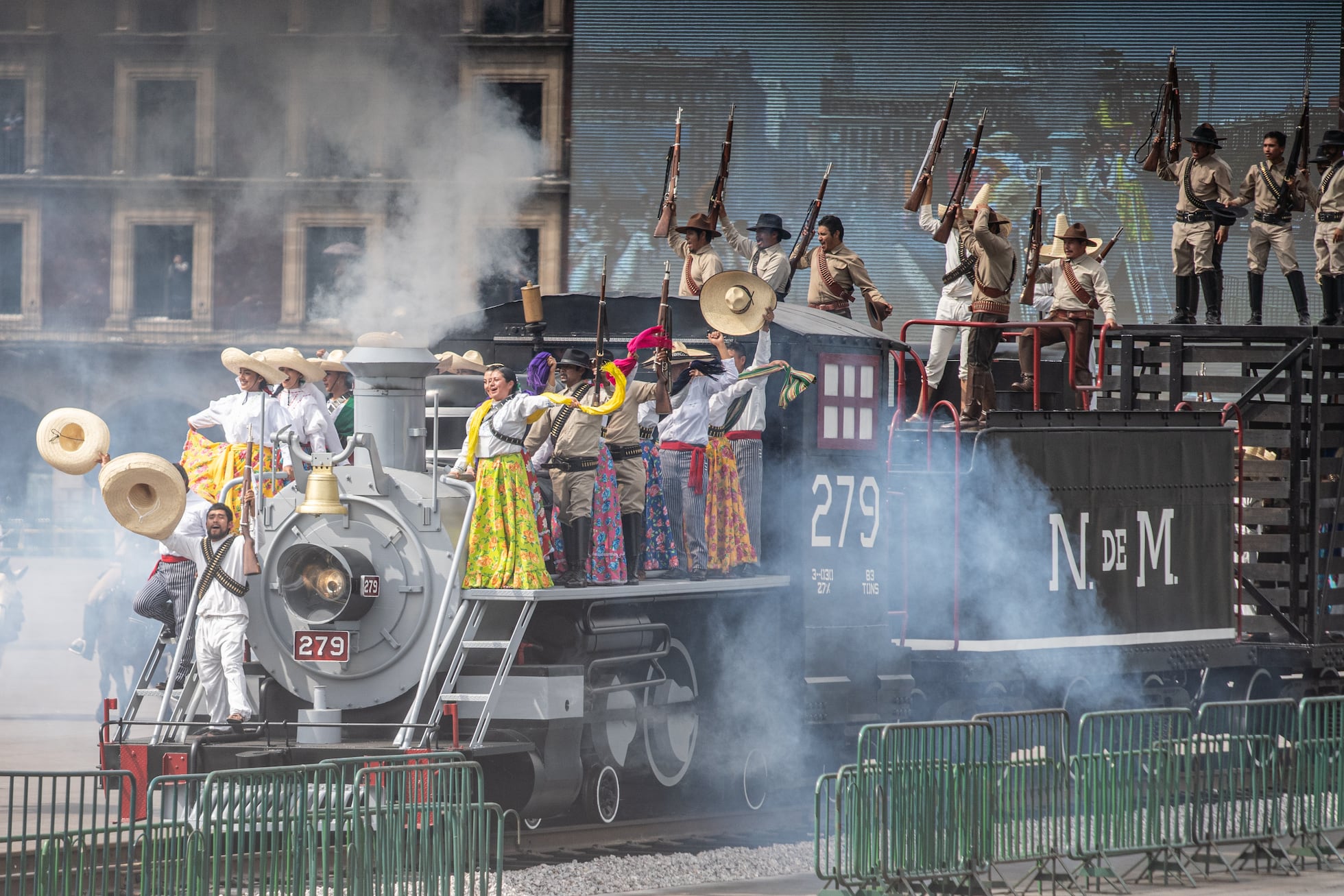 El desfile por el 114 aniversario de la Revolución Mexicana, en ...