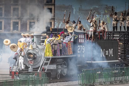 El desfile dio inicio en el Zócalo de la Ciudad de México y concluirá en el Campo Marte.