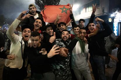 Aficionados de Marruecos celebran en las calles de Algeciras la victoria de su selección en la tanda de penaltis frente a España.