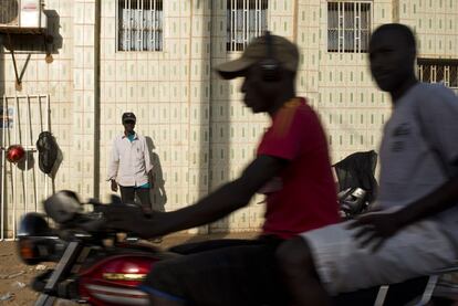 Naby Camara, 46 anos da Guiné Conakry. Leva cinco meses em Niamey e encontrou trabalho de guardian em um armazém de um Libanês. Seu salário não chega a 50 euros ao mês. Às vezes limpa motos, carros, o que saia. É consciente de ser maior para a travessia embora não renuncia à fazer. É o mais veterano na zona.