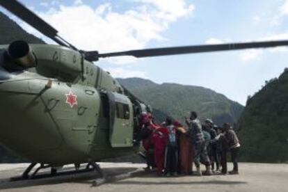 Evacuación de víctimas del seísmo en Kodari, Nepal.