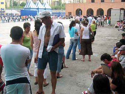 Inmigrantes esperan su turno en la Brigada Provincial de Documentación y Extranjería en Carabanchel.