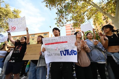 Manifestación de estudiantes en Murcia para exigir que se publiquen los modelos de examen de la nueva Prueba de Acceso a la Universidad (PAU) a la que se enfrentarán
en junio. 