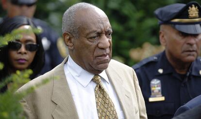 Bill Cosby, a su salida de la corte de Montgomery.