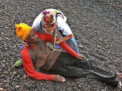  Una voluntaria de Cruz Roja ayuda an inmigrante llegado en cayuco a Tenerife.