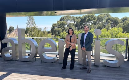 A la izquierda, Laura Moreno, CEO de la 'startup' EarthPulse, ganadora del reto Zero Accidents AI Challenge organizado por Abertis; y a su derecha, Antonio Durán, responsable global de Innovación de la compañía española. CEDIDA POR ABERTIS