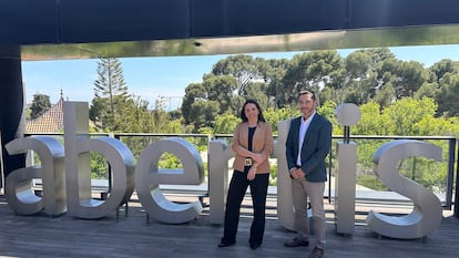 A la izquierda, Laura Moreno, CEO de la 'startup' EarthPulse, ganadora del reto Zero Accidents AI Challenge organizado por Abertis; y a su derecha, Antonio Durán, responsable global de Innovación de la compañía española. CEDIDA POR ABERTIS