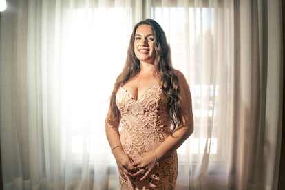 María Santiago, mujer gitana de 28 años que no pudo ir a la universidad, en el salón de actos de la Facultad de Turismo de la Universidad Complutense de Madrid.