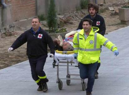Miembros de los equipos sanitarios socorren a un herido el 11-M en Atocha.