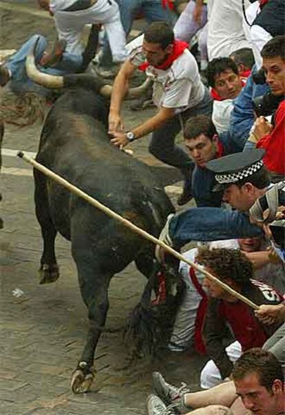 Cogida de David Llorente ayer en el encierro de Miura.