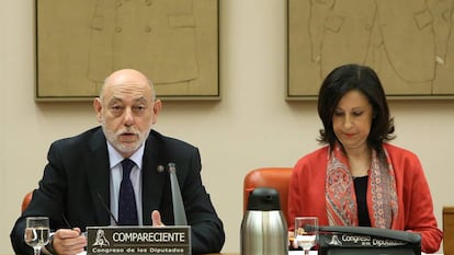 Jos&eacute; Manuel Maza, fiscal general del Estado, con Margarita Robles en el Congreso, en noviembre.