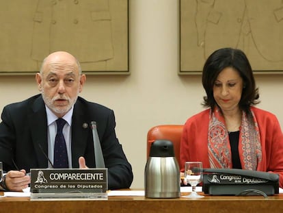 Jos&eacute; Manuel Maza, fiscal general del Estado, con Margarita Robles en el Congreso, en noviembre.