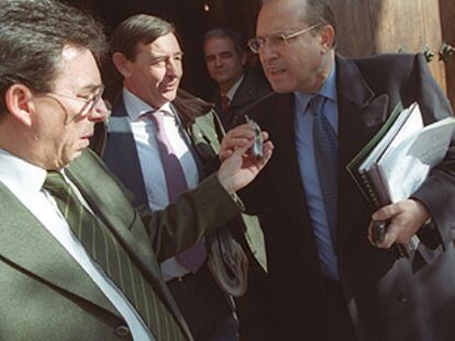 Luis Navarrete, presidente de la Diputación de Sevilla, Enrique García Ledesma, y Alfredo Pérez Cano.