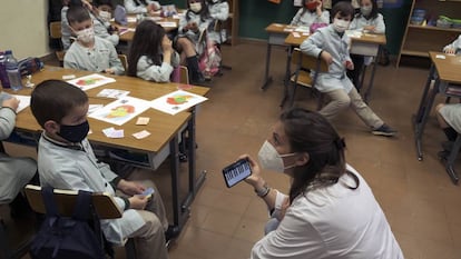 La docente Cecilia Ureña imparte clase de música a alumnos de primero y segundo de Primaria en el colegio Santo Domingo, en Oviedo.