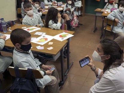 La docente Cecilia Ureña imparte clase de música a alumnos de primero y segundo de Primaria en el colegio Santo Domingo, en Oviedo.