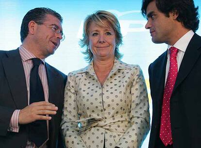 Esperanza Aguirre, entre sus consejeros Francisco Granados (izquierda) y Juan José Güemes.