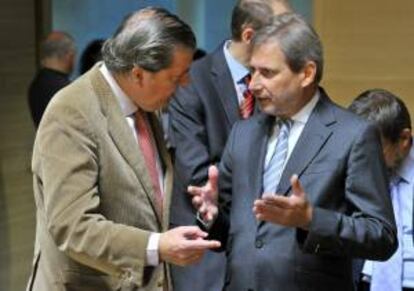 El secretario de Estado español para la Unión Europea (UE), Iñigo Méndez de Vigo (i), conversa con el comisario europeo de Política Regional, Johannes Hahn, antes del Consejo de Asuntos Generales de la UE celebrado en Luxemburgo, hoy.